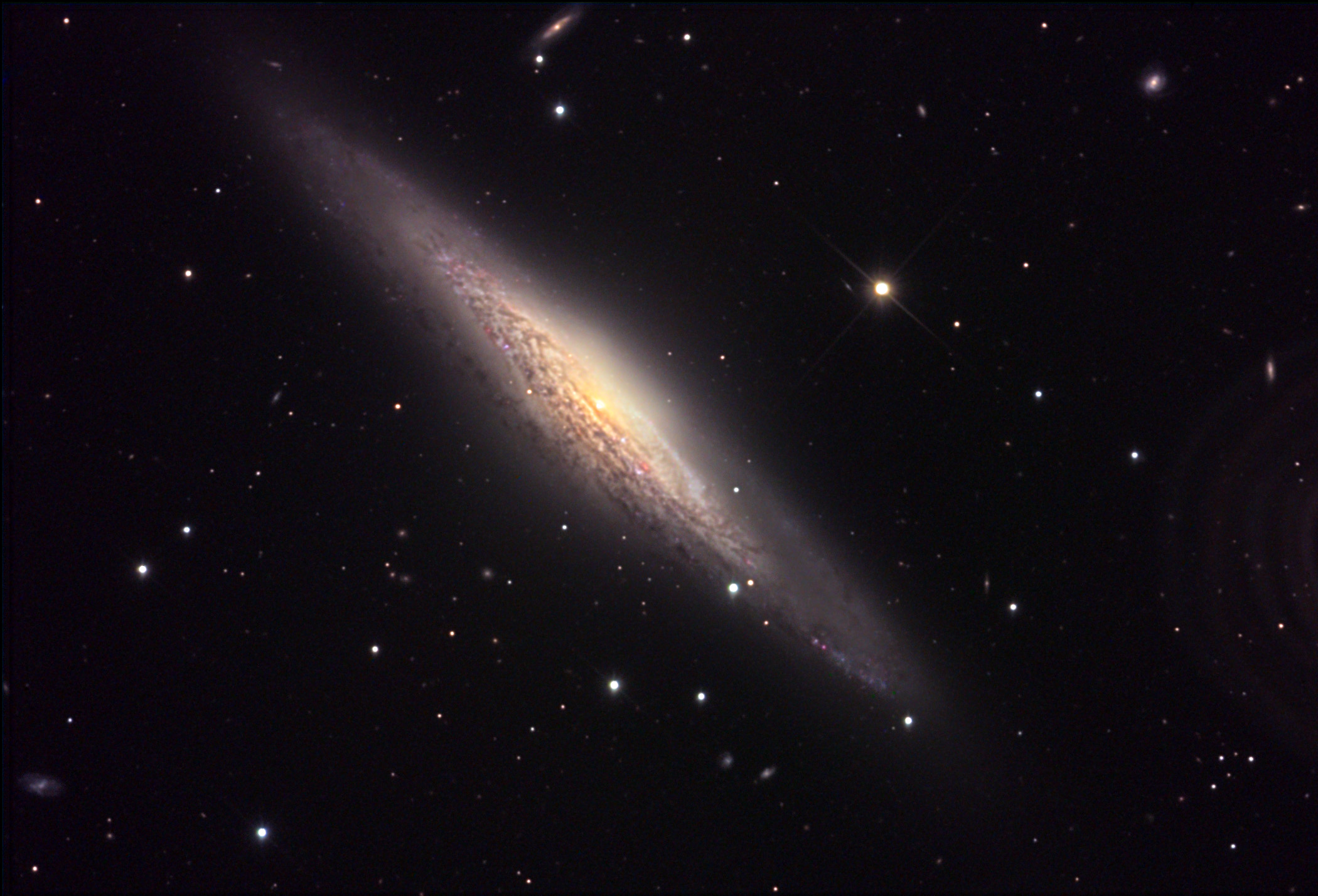 NGC 2683: Spiral'naya galaktika s rebra