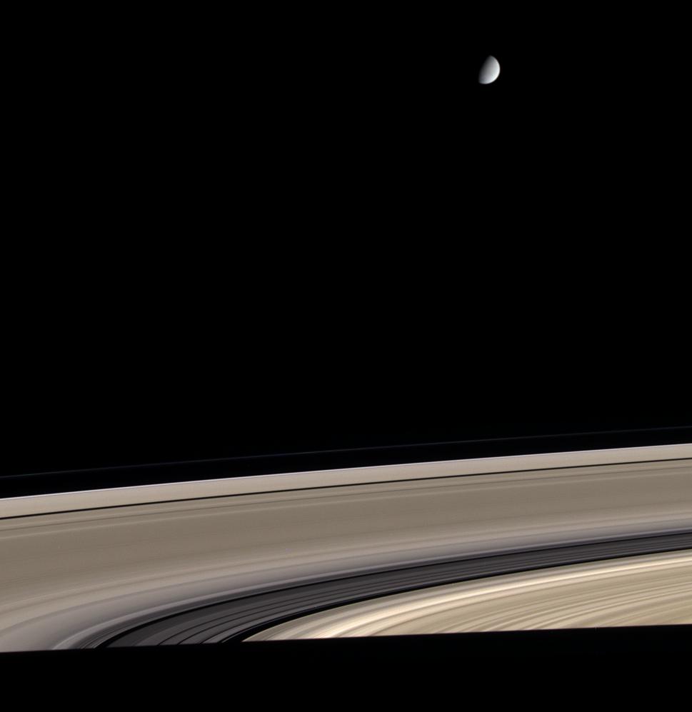 Saturn: gryaznye kol'ca i chistyi sputnik