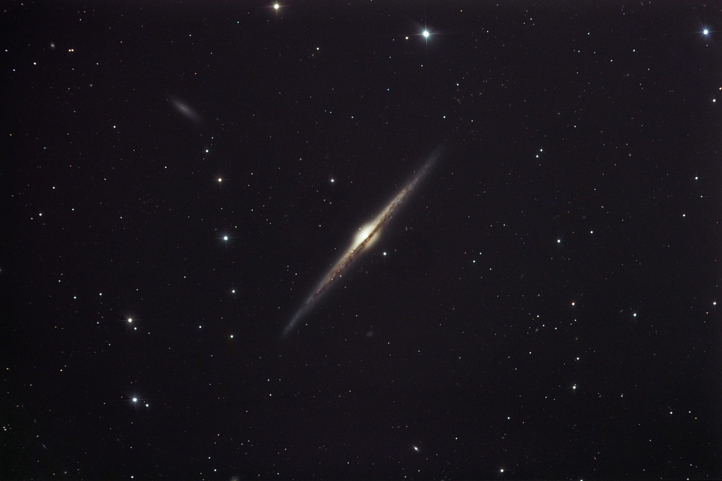 NGC 4565: galaktika s rebra
