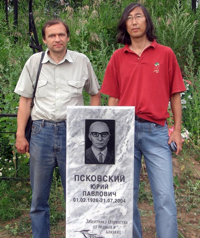 Odna iz poslednih fotografii Yuriya Pavlovicha, sdelannaya 24 maya 2004 goda u vorot GAISh