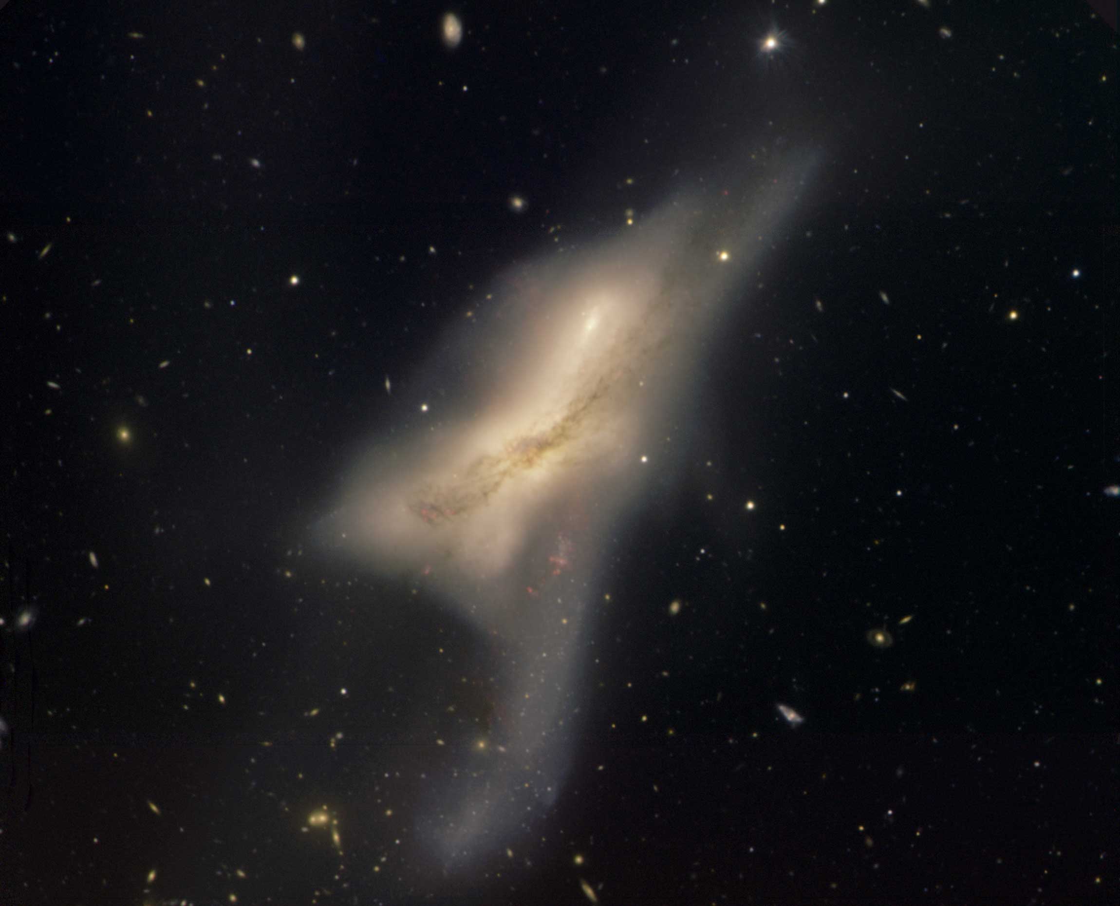 Stalkivayushiesya galaktiki NGC 520