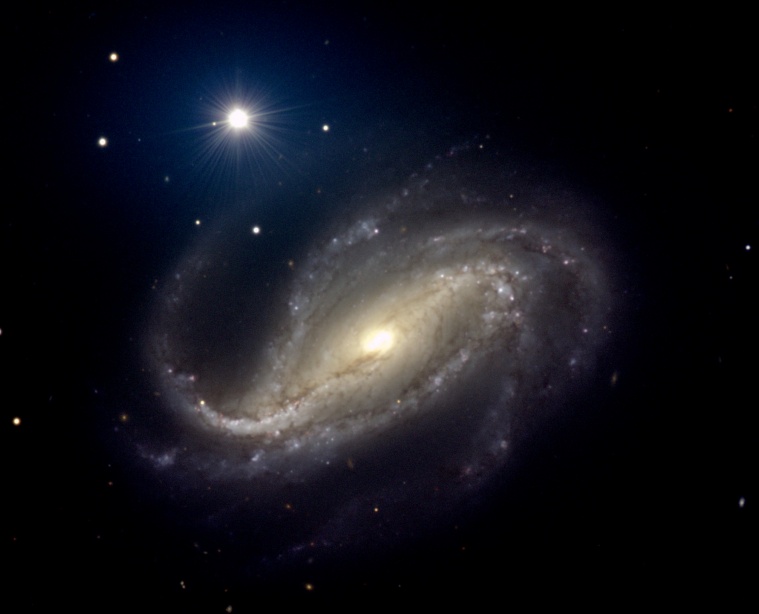 NGC 613: спирали пыли и звезд
