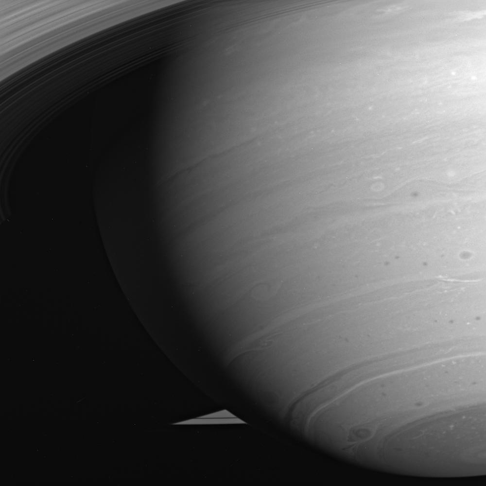 Кружащиеся штормы на Сатурне