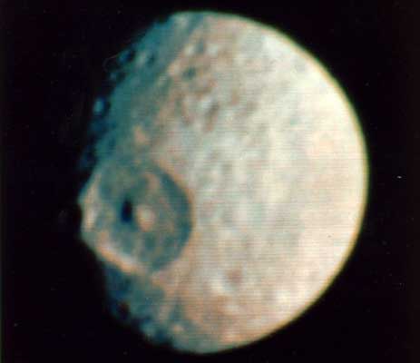 Мимас - маленькая луна с большим кратером