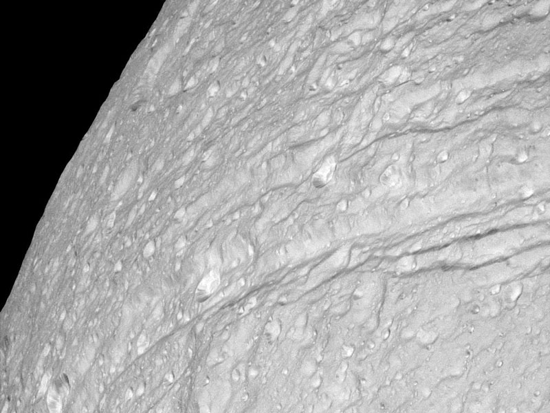 Покрытые кратерами ледяные утесы на спутнике Сатурна Тефии