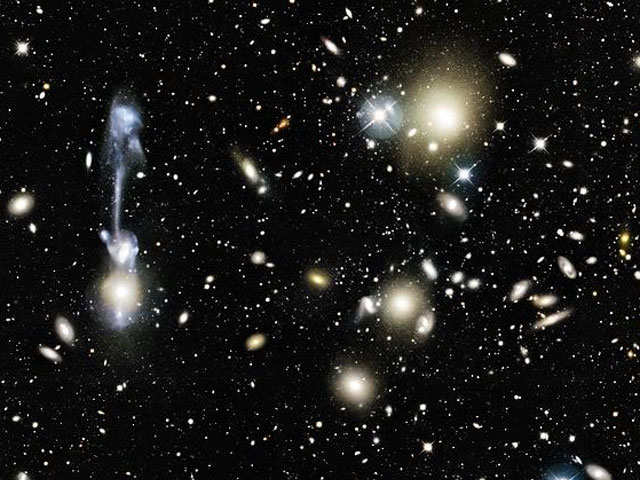 Столкновение галактик в скоплении Эйбл 1185
