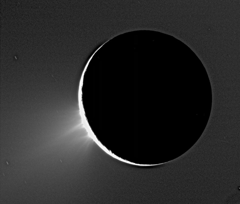 Ledyanye fontany otkryty na sputnike Saturna Encelade
