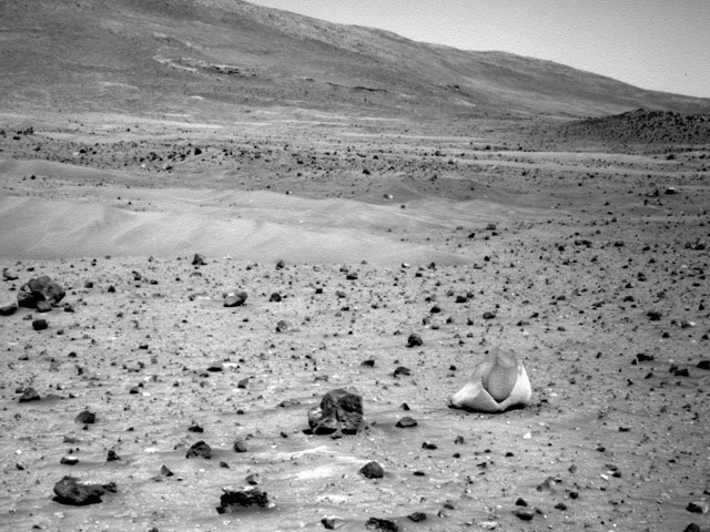 Neobychnyi dvuhcvetnyi kamen' na Marse