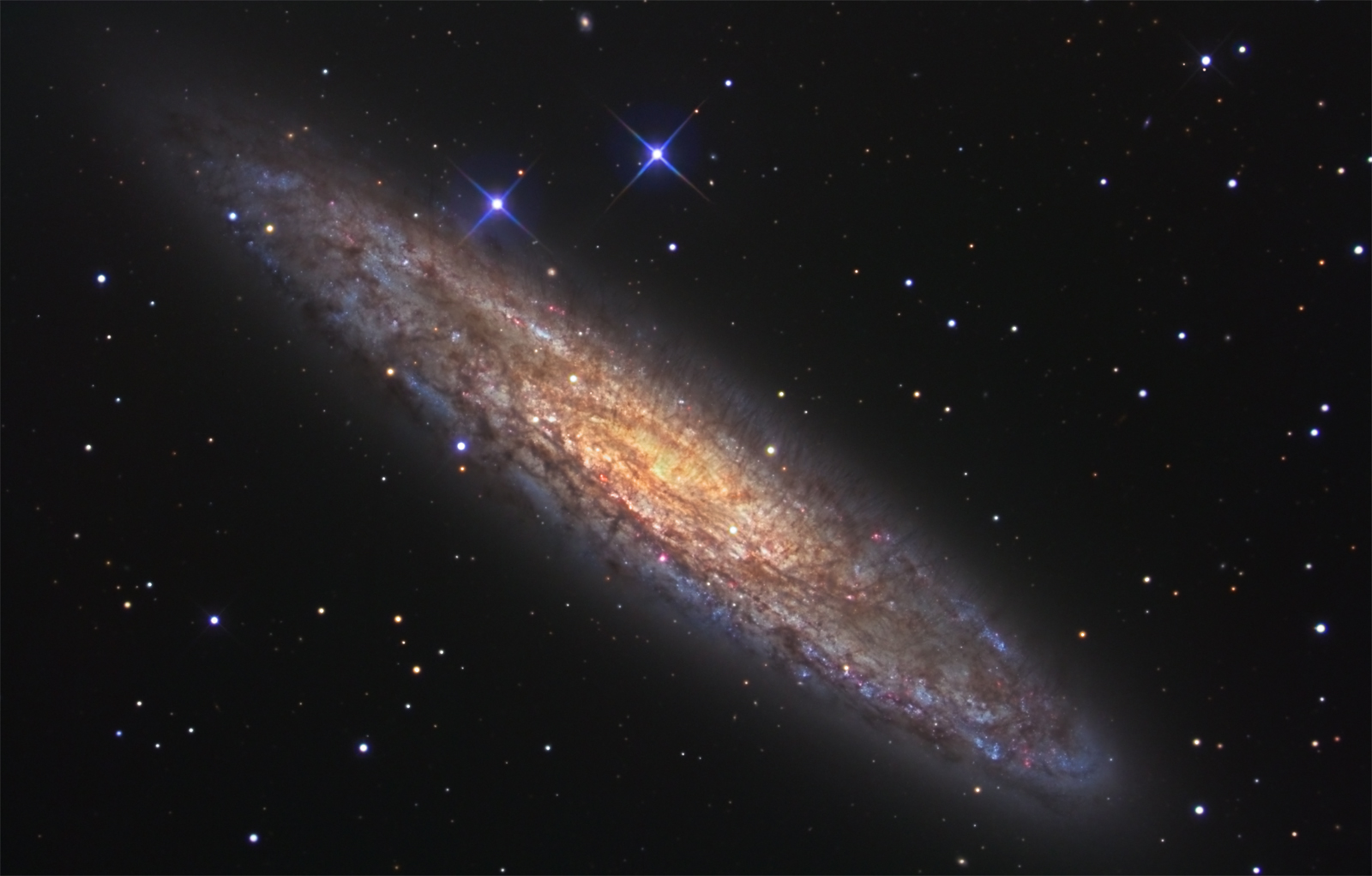 NGC 253: zapylennaya ostrovnaya Vselennaya