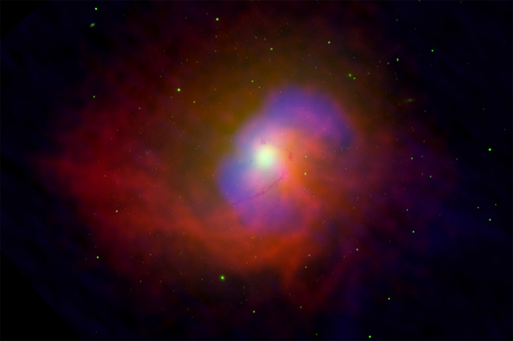 NGC 4696: energiya ot chernoi dyry