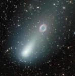 Планетарная туманность "Кольцо" (М57) в созвездии Лиры "купается" в хвосте кометы Швассмана-Вахмана 3 