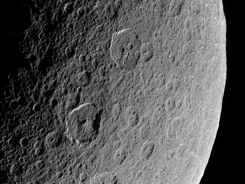 Drevnie kratery na sputnike Saturna Ree