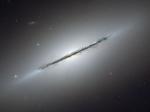 NGC 5866: galaktika, vidimaya s rebra