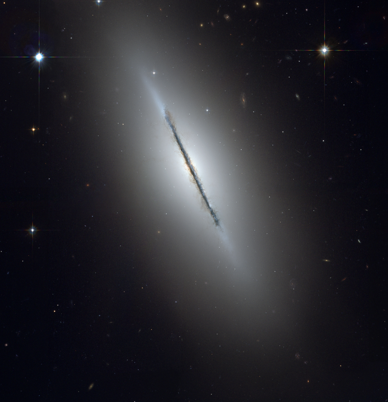 NGC 5866: galaktika, vidimaya s rebra