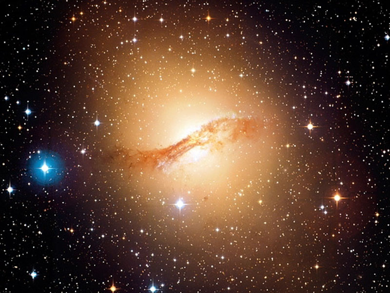 Ellipticheskaya galaktika Centavr A v teleskop CFHT
