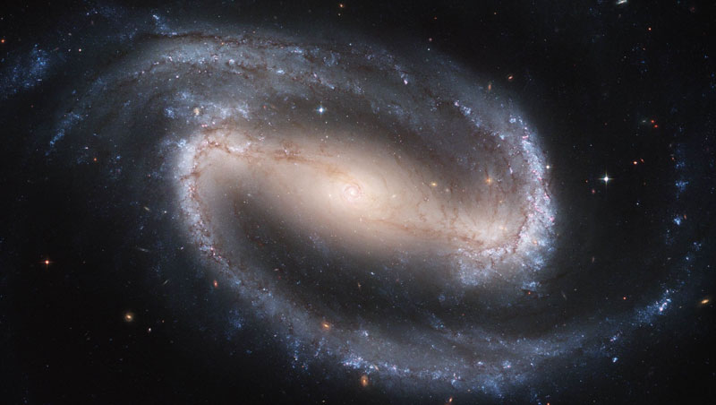 Spiral'naya galaktika NGC 1300 s peremychkoi