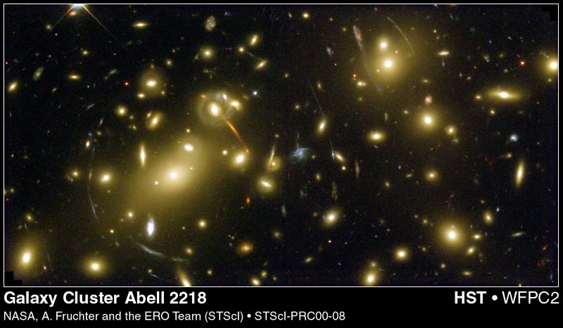 Skoplenie galaktik Abell 2218: linzy