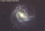 M83: спиральная галактика с перемычкой