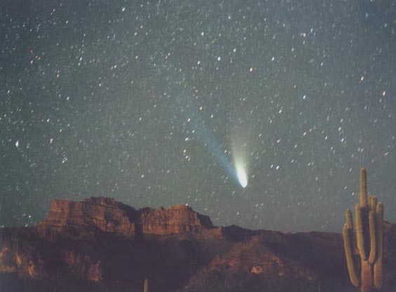 Комета Хейла-Боппа над горами Суеверия