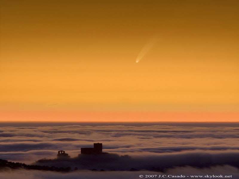 Kometa MakNota nad Kataloniei