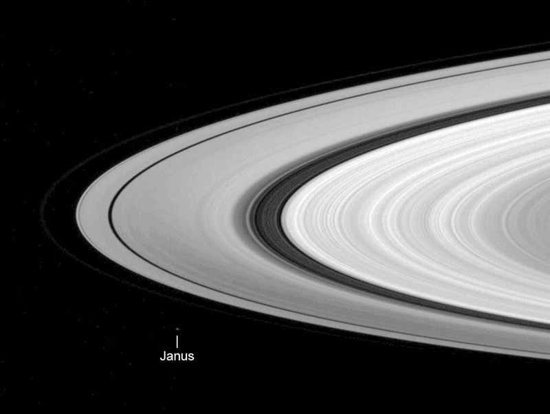 Kassini peresekaet ploskost' kolec Saturna