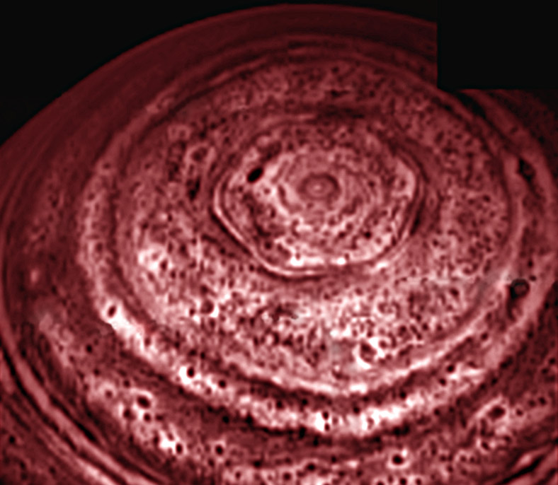 Zagadochnaya shestiugol'naya sistema oblakov na Saturne