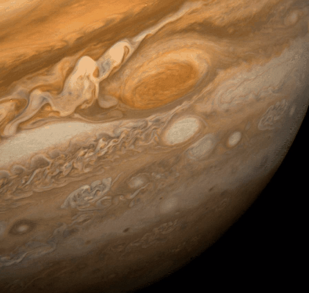 Разноцветные облака на Юпитере