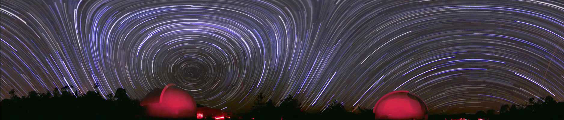 Iskazhennoe nebo: panorama zvezdnyh sledov