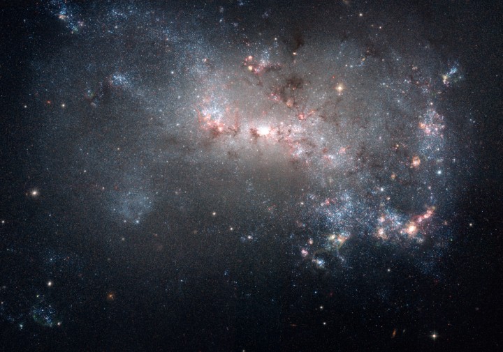 Malen'kaya galaktika NGC 4449 krupnym planom