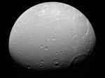 Необычное расположение кратеров на спутнике Сатурна Дионе