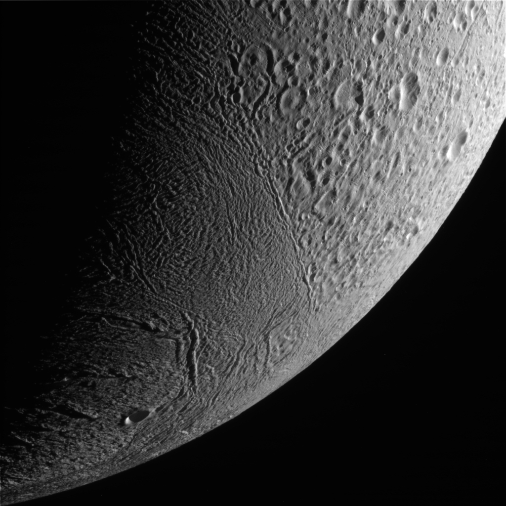 Na vysote v tridcat' tysyach kilometrov nad Enceladom