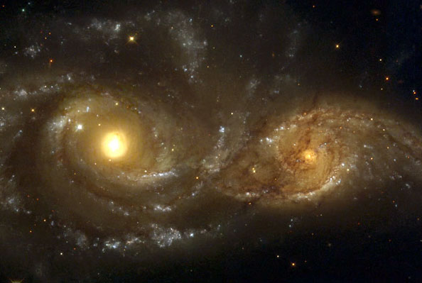 Спиральные галактики в процессе столкновения
