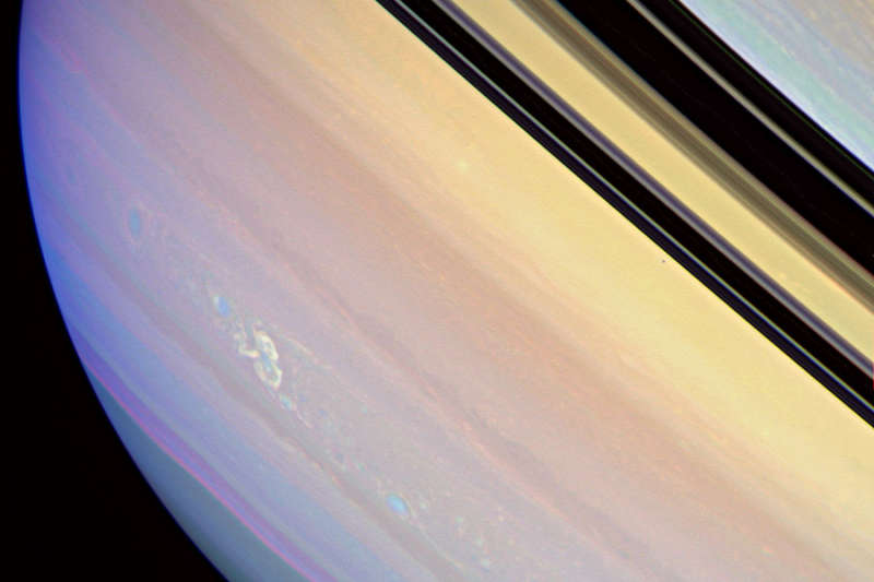 Ustoichivyi elektricheskii uragan na Saturne