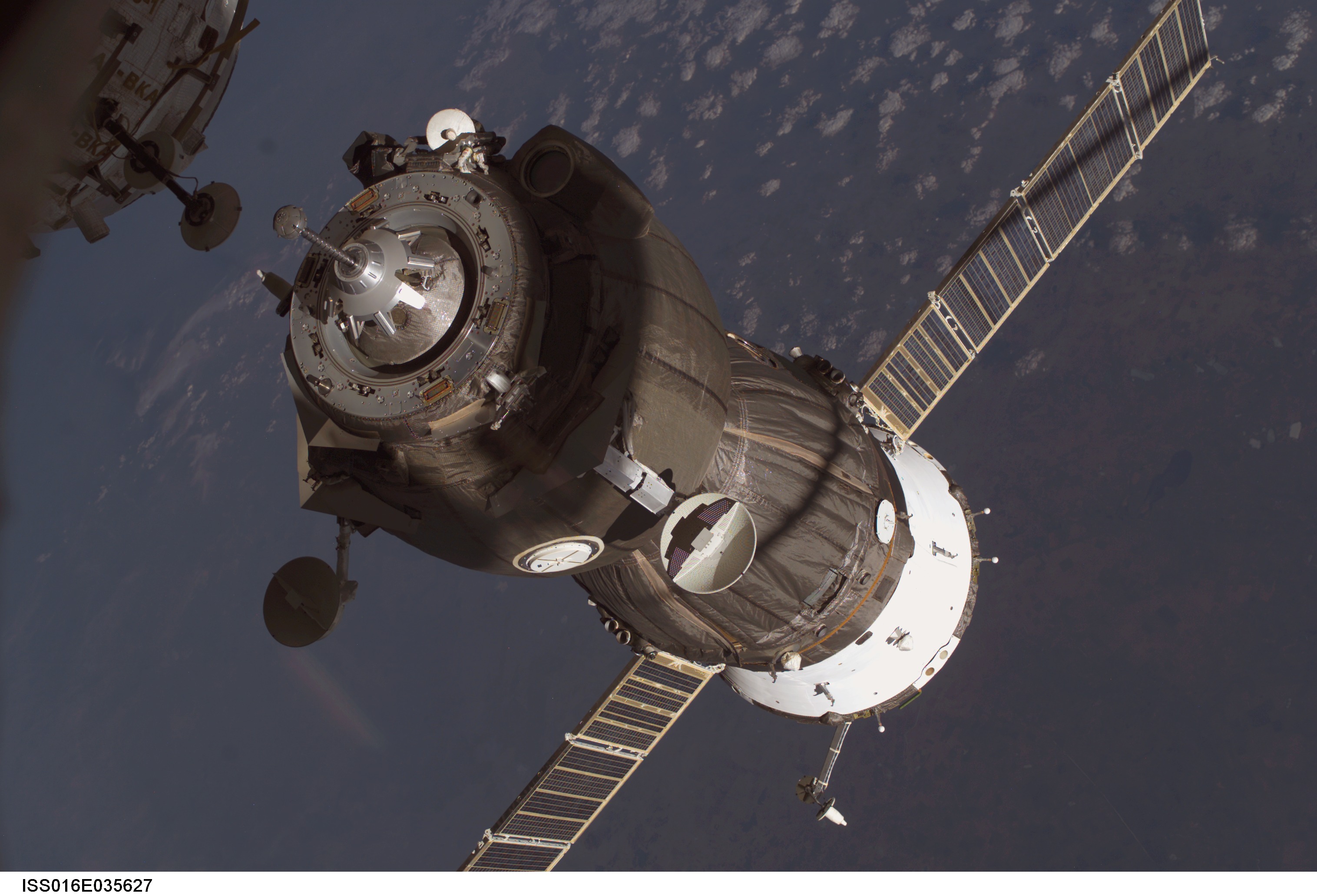 Korabl' "Soyuz" stykuetsya s Mezhdunarodnoi kosmicheskoi stanciei