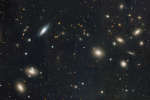 Vnutri skopleniya galaktik v Volosah Veroniki