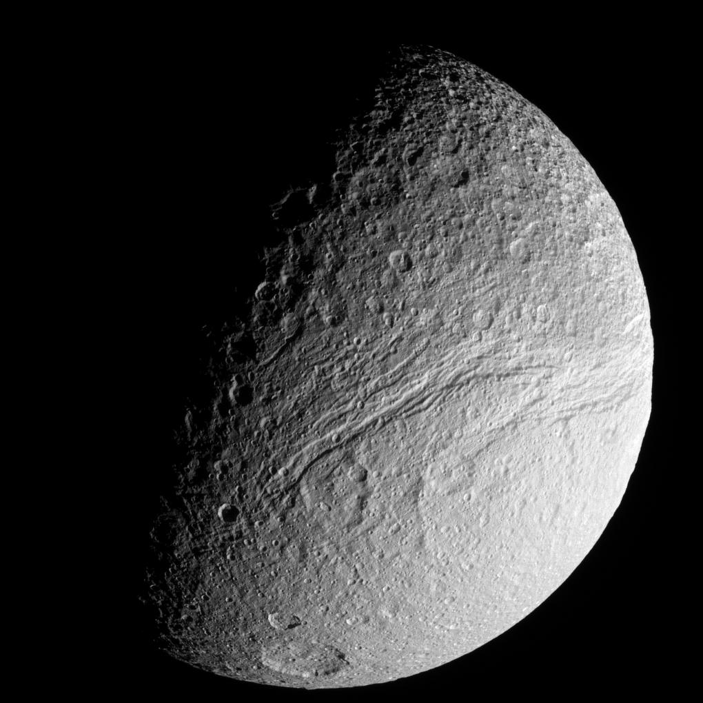 Каньон Итака: большой разлом на спутнике Сатурна Тефии