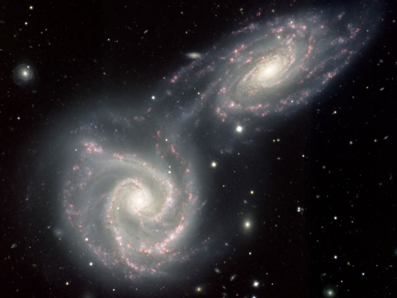 Stalkivayushiesya spiral'nye galaktiki v Arp 271