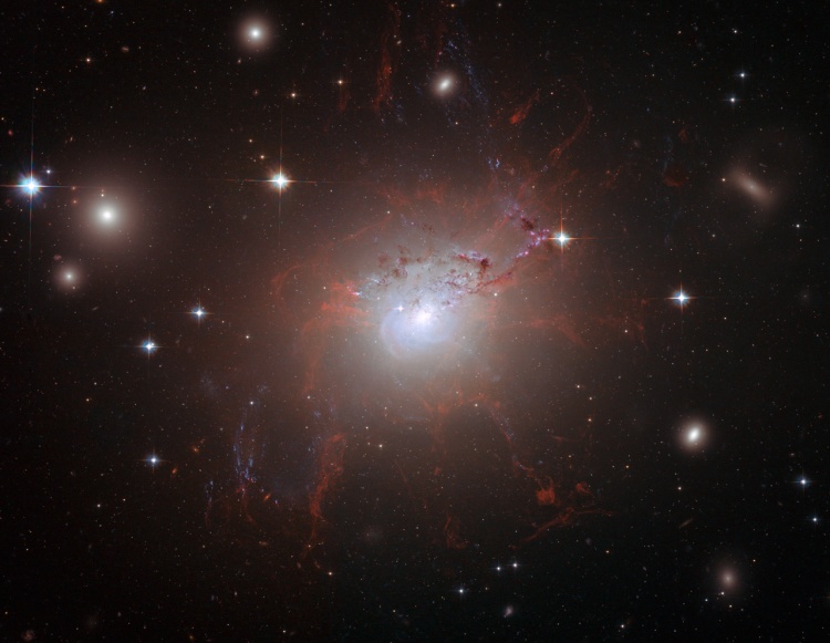 Aktivnaya galaktika NGC 1275