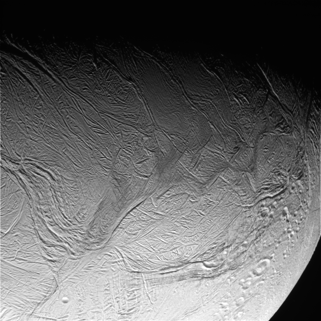 Kassini proletaet skvoz' ledyanye geizery Encelada