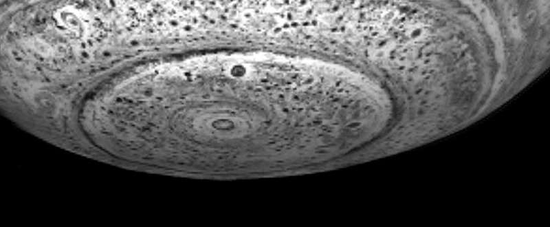Pod yuzhnym polyusom Saturna