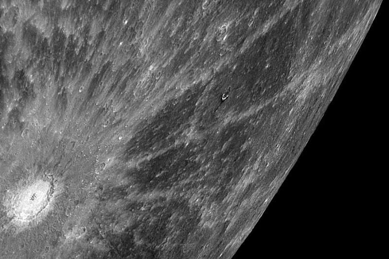 Zamechatel'nyi krater s luchami na Merkurii