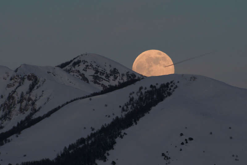 Largest Moon of 2009 Over the Alps