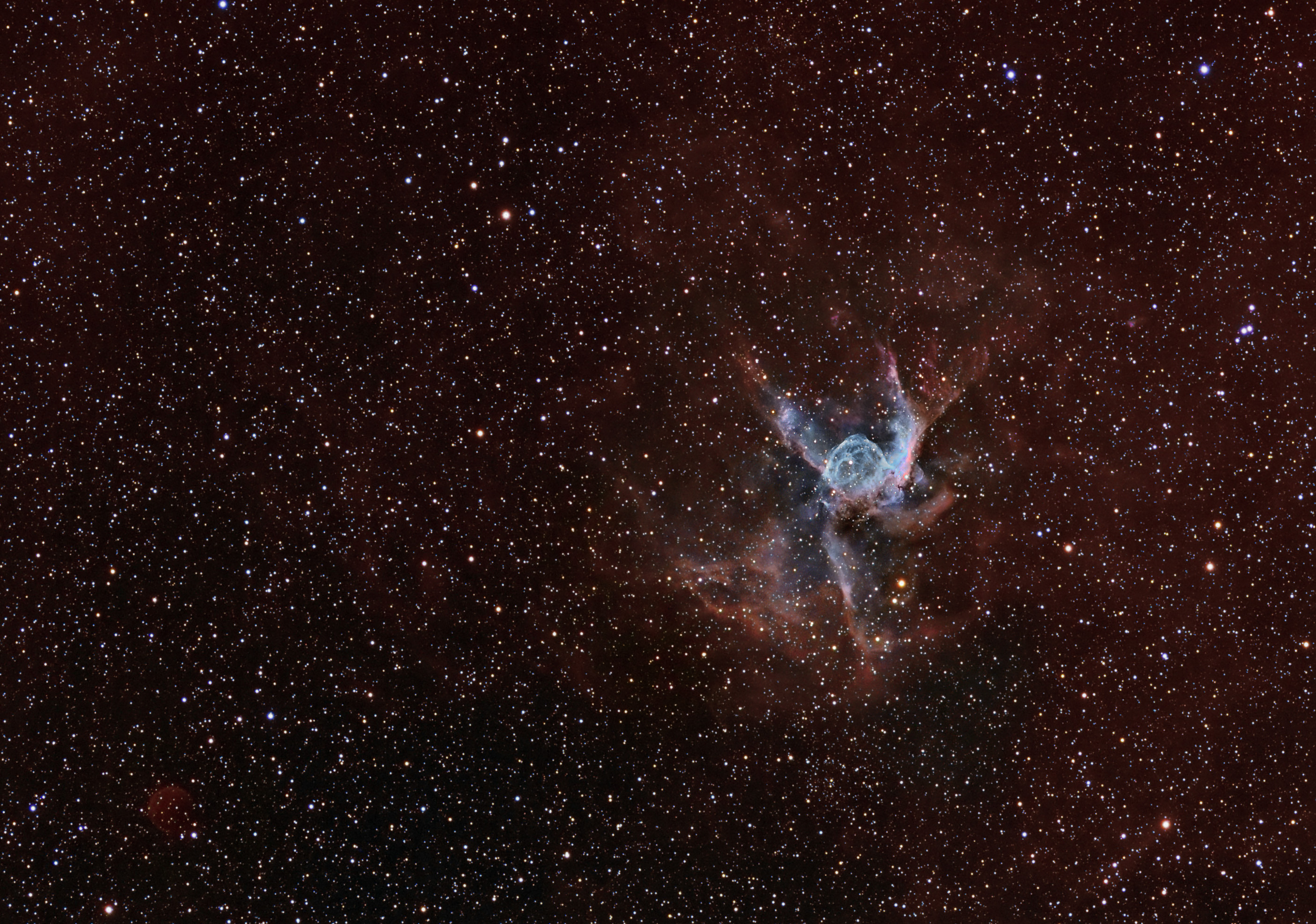 Shlem Tora (NGC 2359) i planetarnaya tumannost'