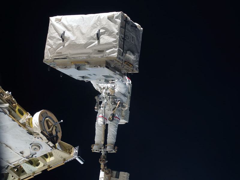 Golova astronavta modernizirovana vo vremya kosmicheskoi progulki
