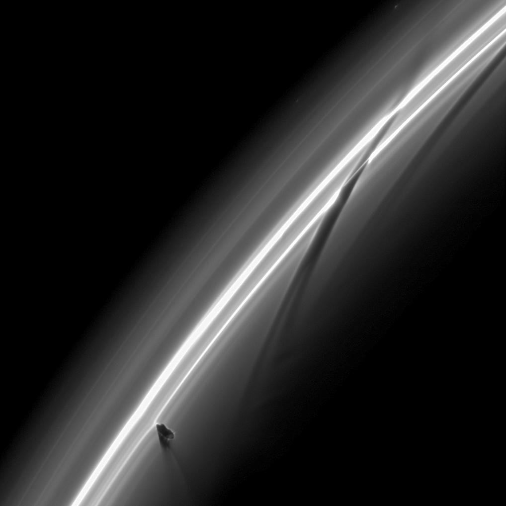 Prometei sozdaet potoki v kol'cah Saturna