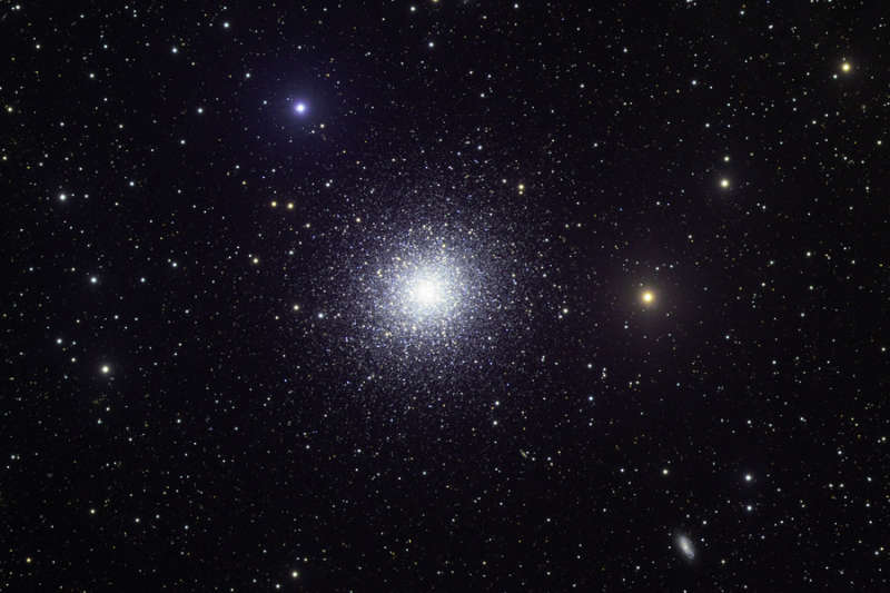 M13: ogromnoe sharovoe zvezdnoe skoplenie