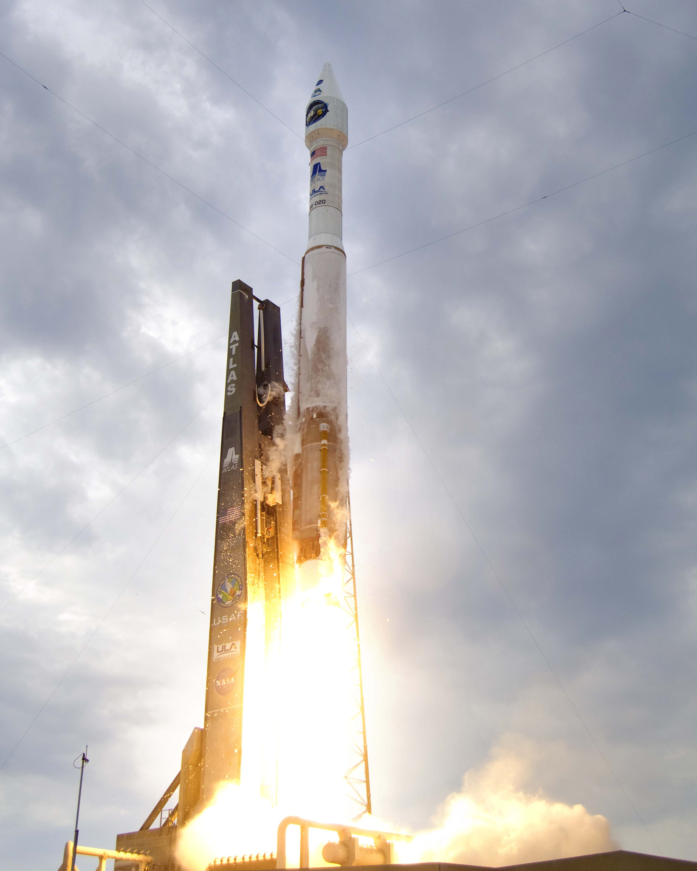 Atlas 5 Rocket Launches to the Moon