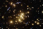 Гигантское скопление искажает и расщепляет изображение галактики
