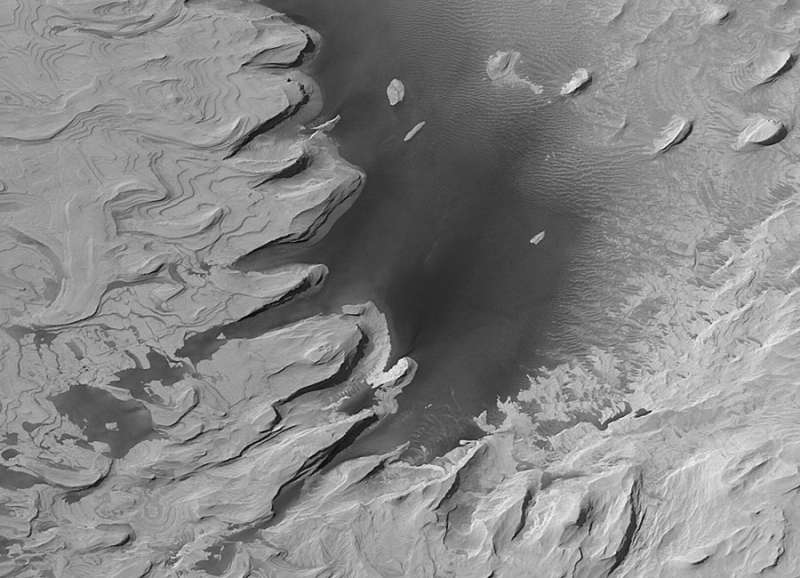 Древние слоистые холмы на Марсе