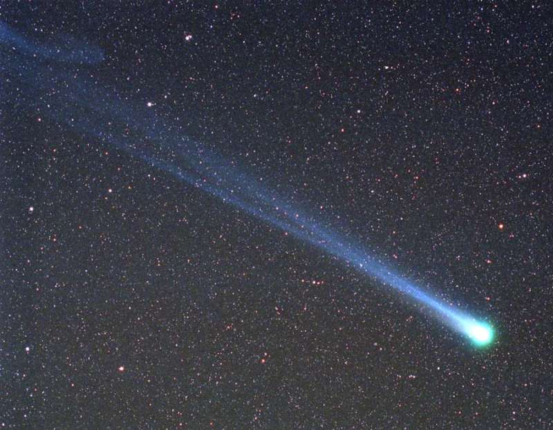 Kometa Hiyakutake proletaet okolo Zemli